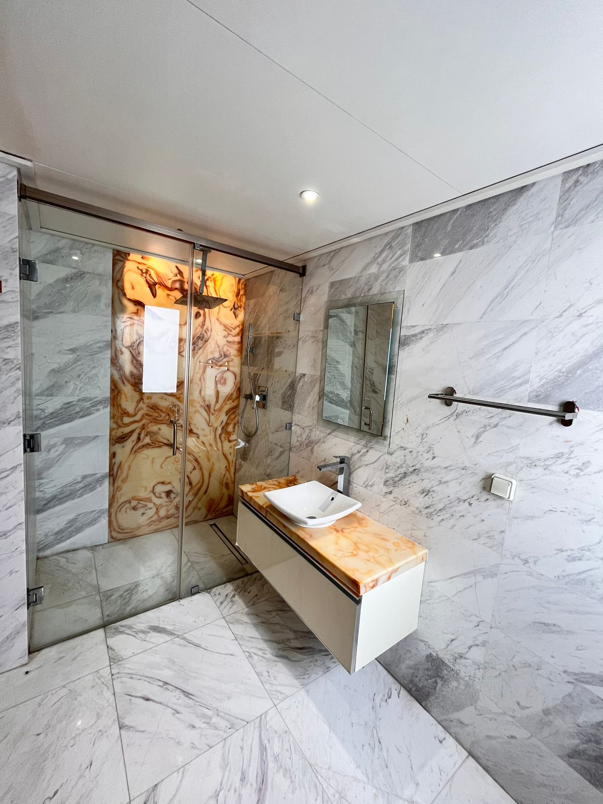 La Soukra Chotrana 1 Vente Appart. 4 pices S3 spacieux superficie 214m