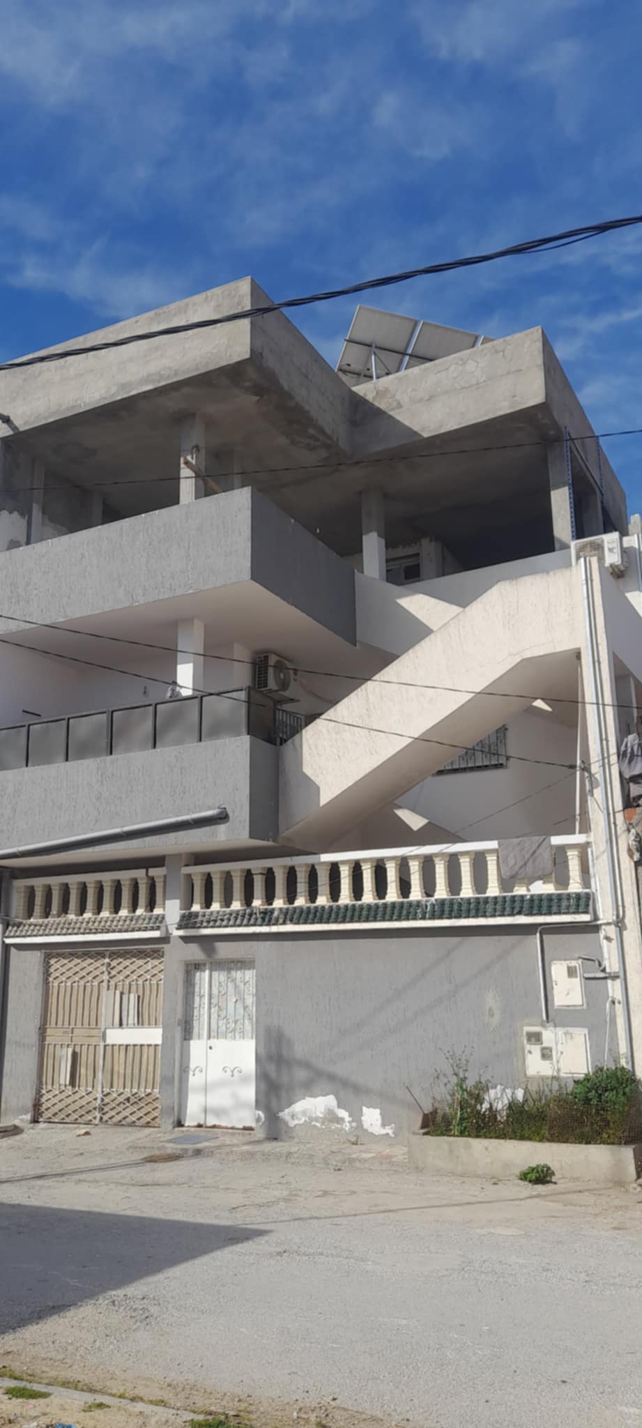 Ezzouhour (Tunis) Cite Ezzouhour Vente Maisons Une grande maison de trois appartement