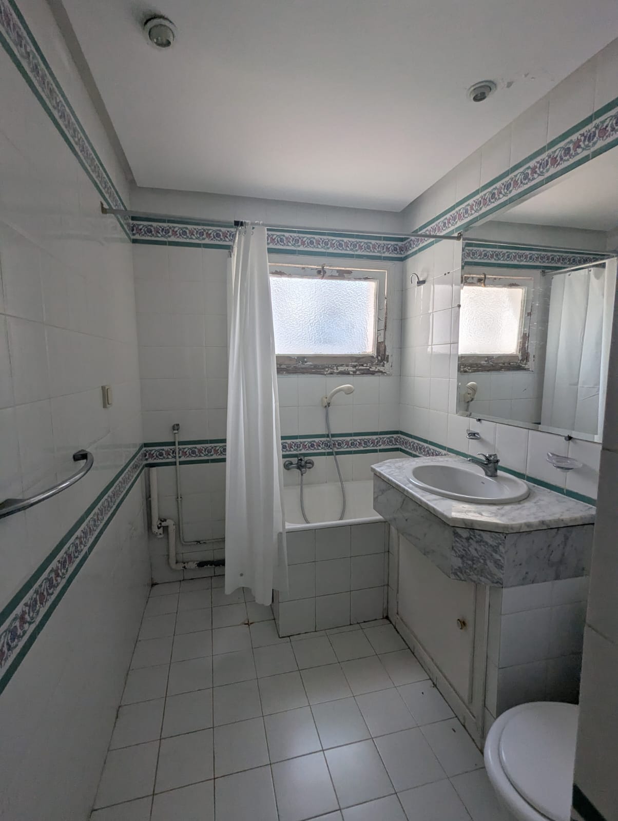 Ariana Ville Cite Ennasr 1 Vente Appart. 2 pices Ennaser s1 de voiture et titre