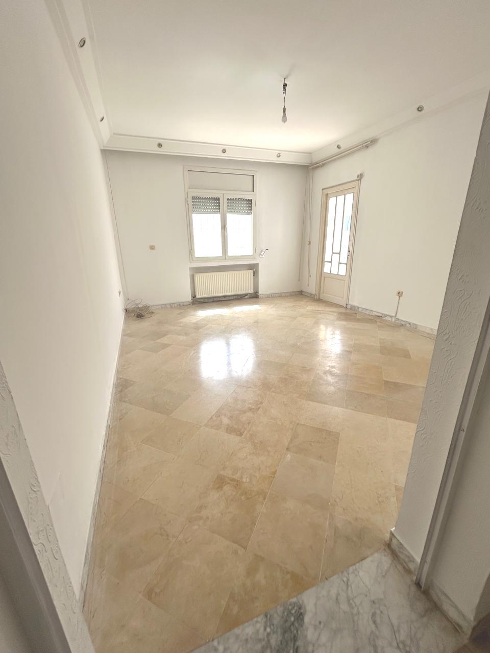 Mnihla Jardins d'el Menzah Vente Appart. 4 pices Appart moderne salon 3 chambres au 1er tage