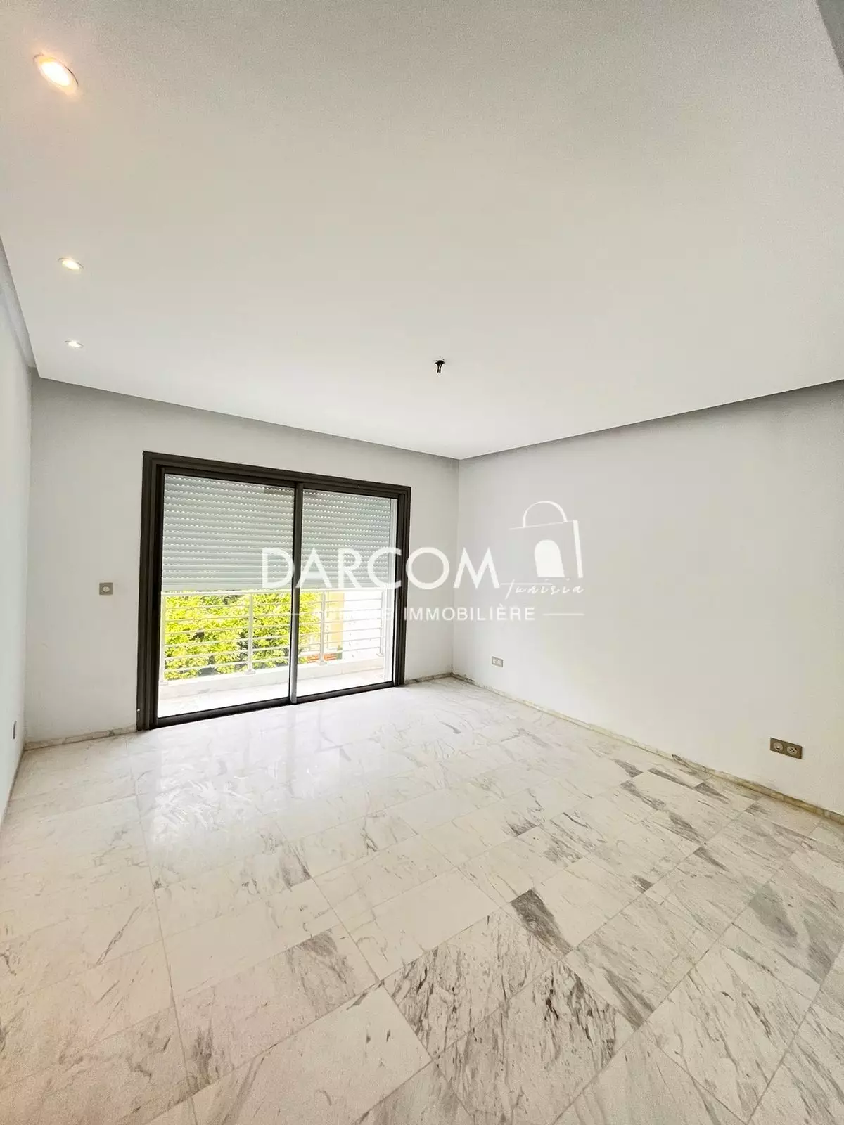 La Soukra La Soukra Vente Appart. 4 pices S3 spacieux 214m la soukra