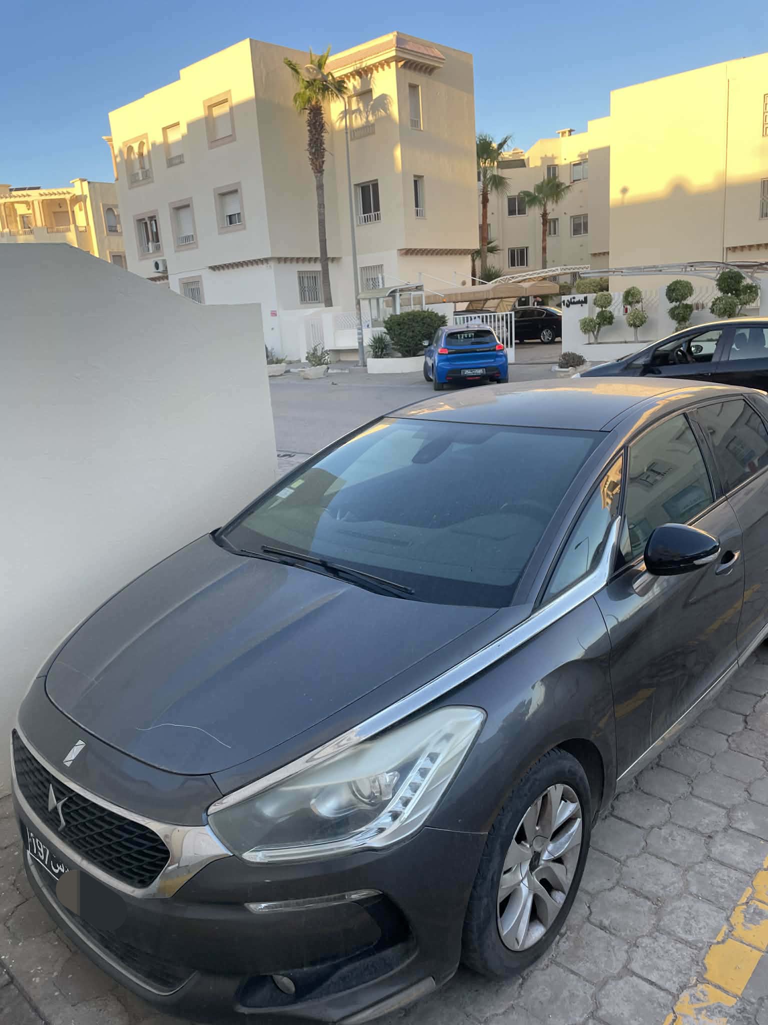 La Soukra Aeroport Tunis Carthage Citroen DS5 Ds 5 bien entretenu