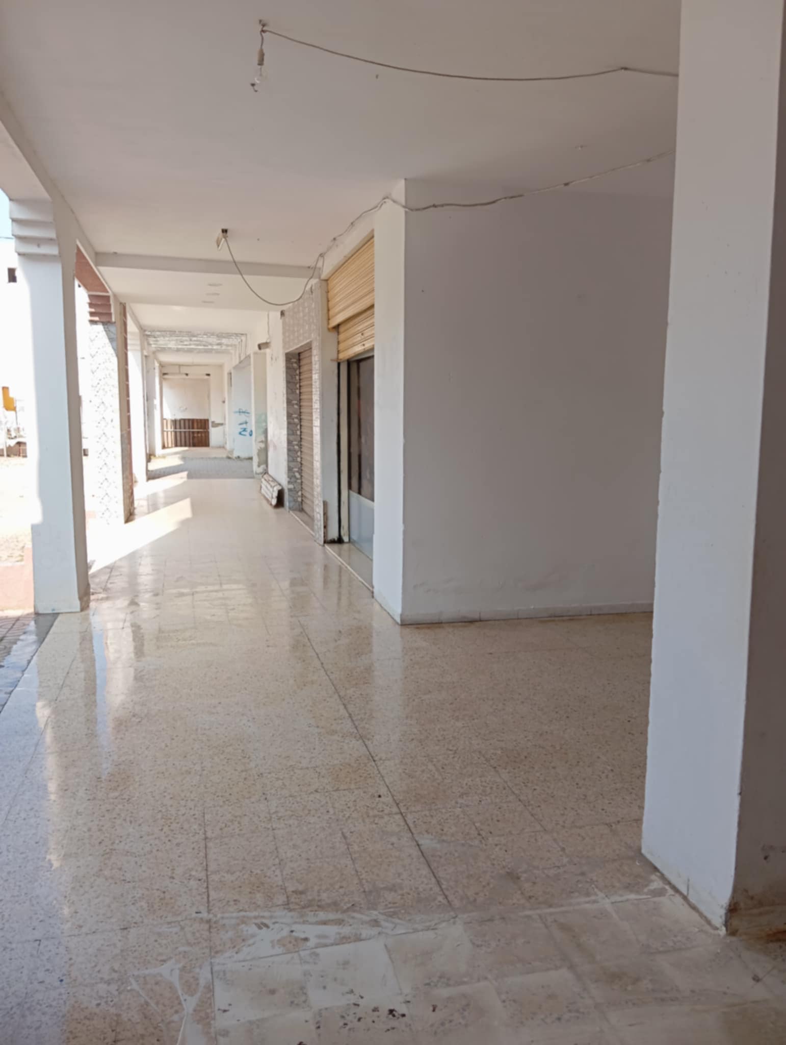 El Mourouj&nbsp;El Mourouj&nbsp;Vente&nbsp;Surfaces&nbsp;Local commerciale murs et fond